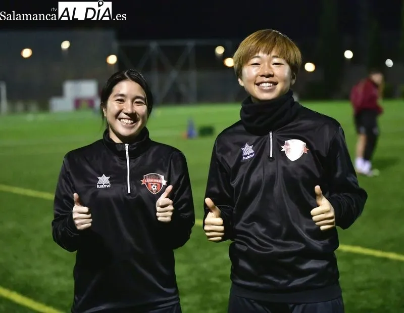 Galería de imágenes de Hana y Kurumi con el Salamanca FF / Fotos: SALAMANCArtv AL DÍA