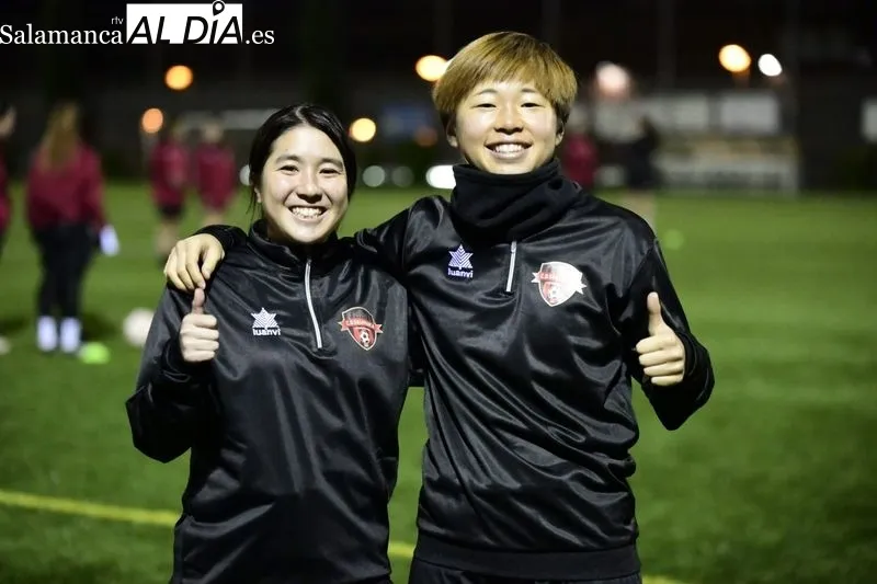 Galería de imágenes de Hana y Kurumi con el Salamanca FF / Fotos: SALAMANCArtv AL DÍA