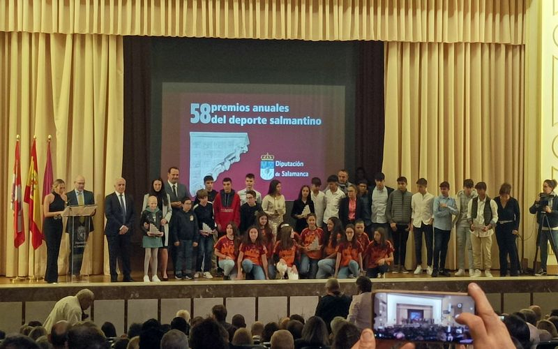 El equipo infantil de fútbol sala del IES Ramos del Manzano de Vitigudino recibe el premio al Mejor equipo mixto escolar