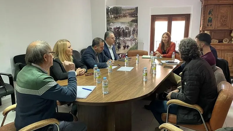 Imágenes de la reunión de los diputados provinciales de Zamora y Salamanca con representantes de la Asociación de Turismo Arribes del Duero