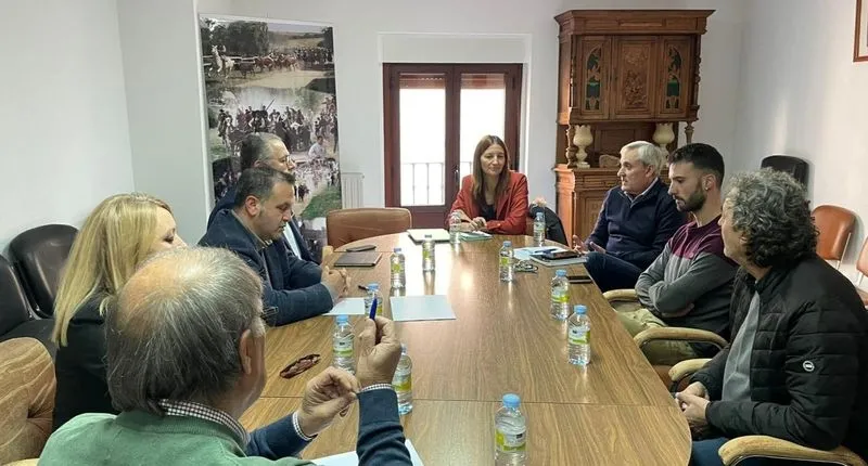 Imágenes de la reunión de los diputados provinciales de Zamora y Salamanca con representantes de la Asociación de Turismo Arribes del Duero
