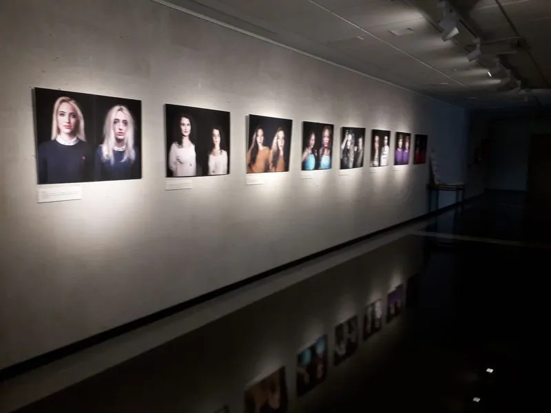 Exposición de fotografías “Yo soy más fuerte que tú”, en la planta baja del Ayuntamiento de Villares de la Reina