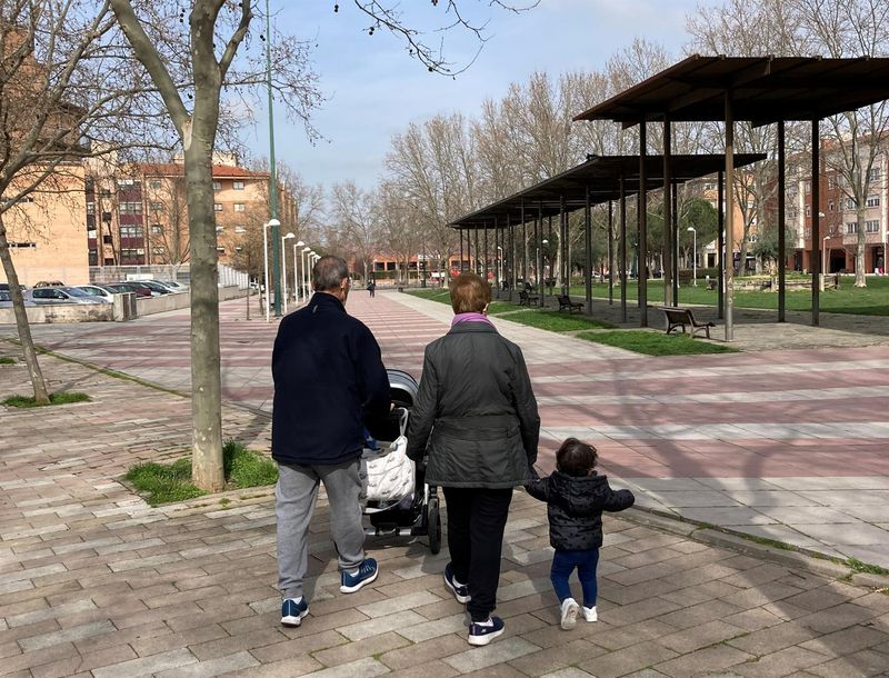 Dos abuelos pasean con su nieta en Valladolid. - EUROPA PRESS - Archivo