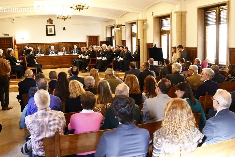 Imposición de la Cruz Distinguida de 1ª Clase de la Orden de San Raimundo de Peñafort al expresidente de la Audiencia Provincial de Salamanca, José Ramón González Clavijo. Foto de David Sañudo