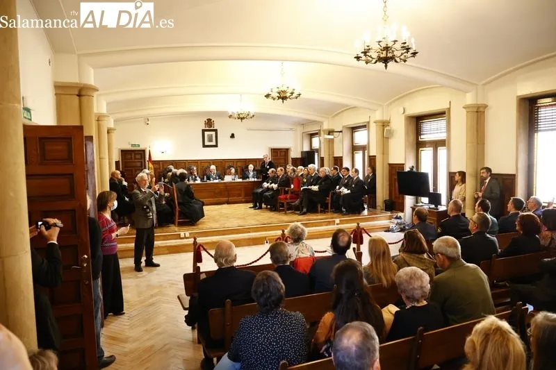 Imposición de la Cruz Distinguida de 1ª Clase de la Orden de San Raimundo de Peñafort al expresidente de la Audiencia Provincial de Salamanca, José Ramón González Clavijo. Foto de David Sañudo