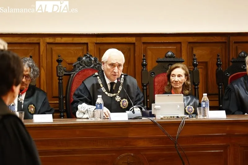Imposición de la Cruz Distinguida de 1ª Clase de la Orden de San Raimundo de Peñafort al expresidente de la Audiencia Provincial de Salamanca, José Ramón González Clavijo. Foto de David Sañudo