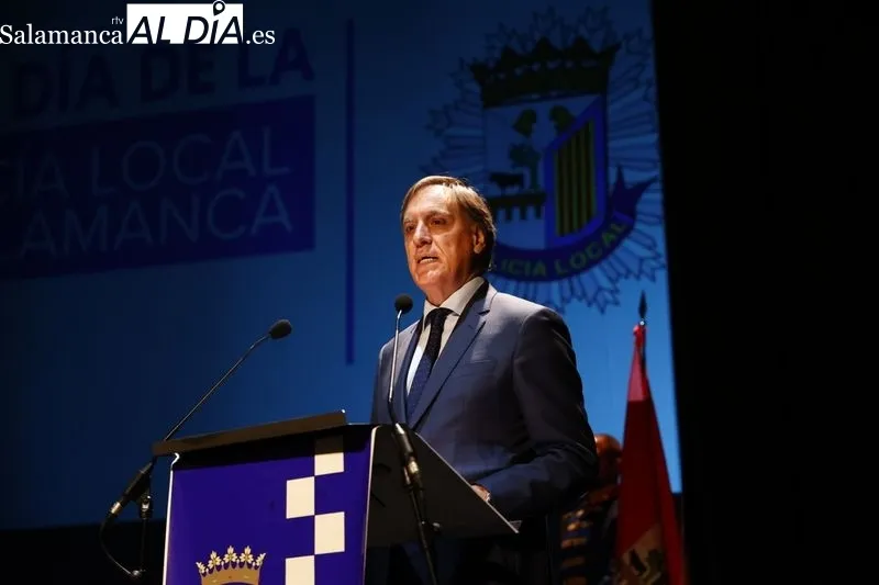 Acto de entrega de reconocimientos a la Policía Local, en el Teatro Liceo. Foto de David Sañudo