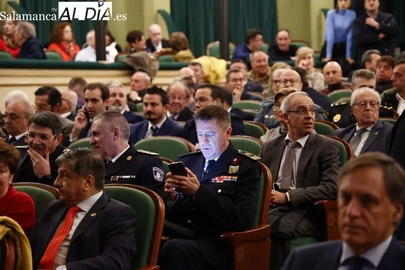 Acto de entrega de reconocimientos a la Policía Local, en el Teatro Liceo. Foto de David Sañudo