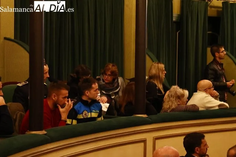 Acto de entrega de reconocimientos a la Policía Local, en el Teatro Liceo. Foto de David Sañudo