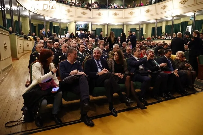 Acto de entrega de reconocimientos a la Policía Local, en el Teatro Liceo. Foto de David Sañudo
