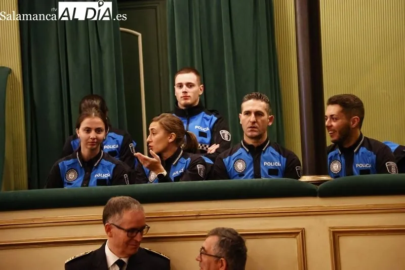 Acto de entrega de reconocimientos a la Policía Local, en el Teatro Liceo. Foto de David Sañudo