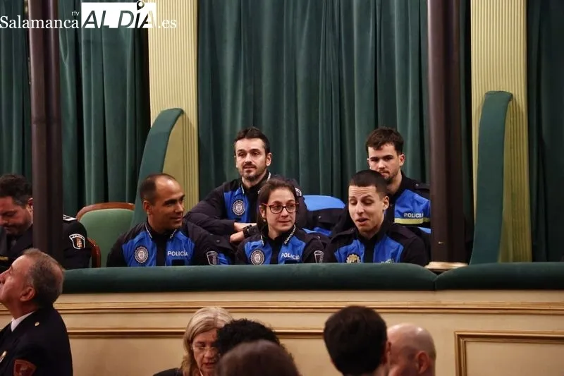 Acto de entrega de reconocimientos a la Policía Local, en el Teatro Liceo. Foto de David Sañudo