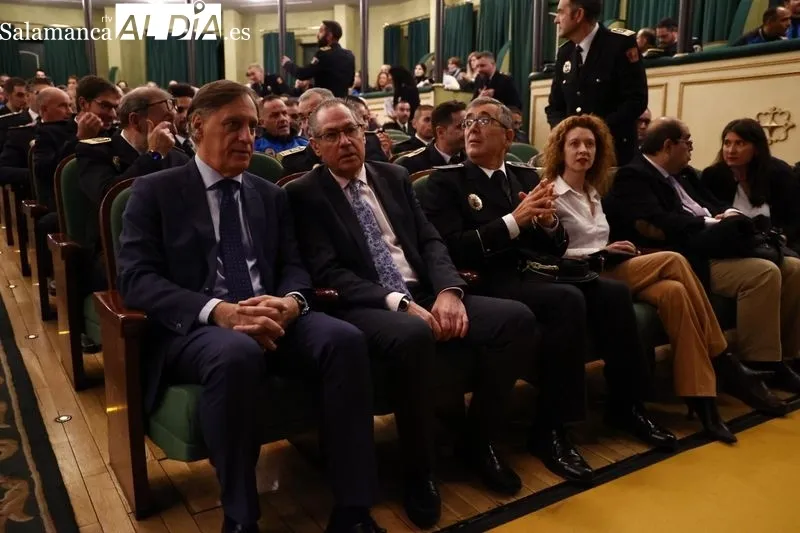 Acto de entrega de reconocimientos a la Policía Local, en el Teatro Liceo. Foto de David Sañudo