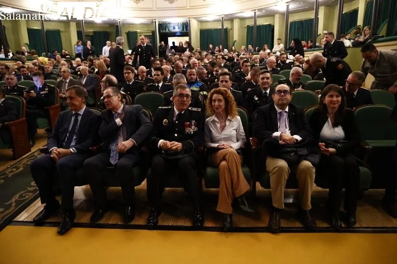 Acto de entrega de reconocimientos a la Policía Local, en el Teatro Liceo. Foto de David Sañudo