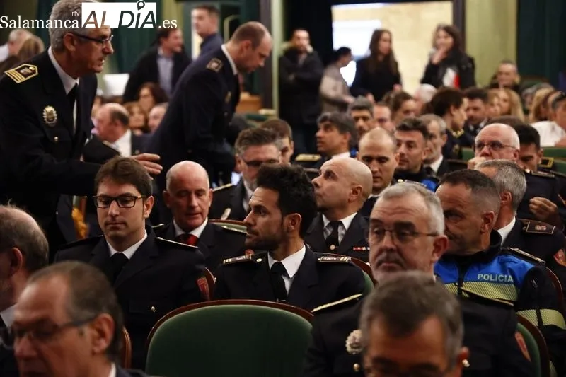Acto de entrega de reconocimientos a la Policía Local, en el Teatro Liceo. Foto de David Sañudo