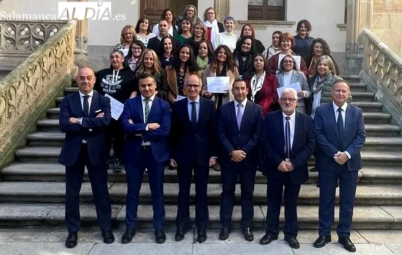 Entrega de los diplomas de Atención Sociosanitarias de Calzada de Valdunciel y Galinduste, en la Diputación. Foto Diputación