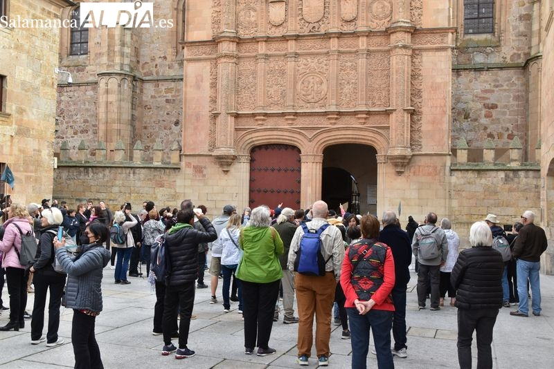 Turistas en el centro de Salamanca. Foto de archivo