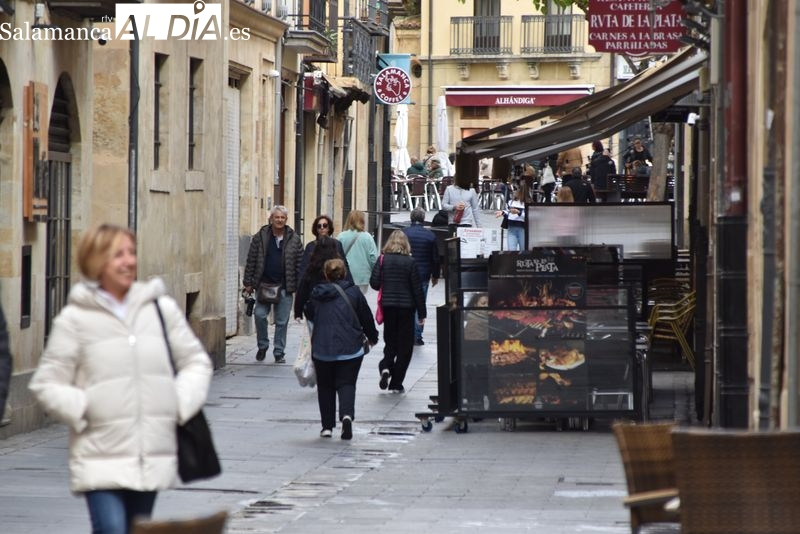 Gente caminando por una céntrica calle de Salamanca. Foto de archivo