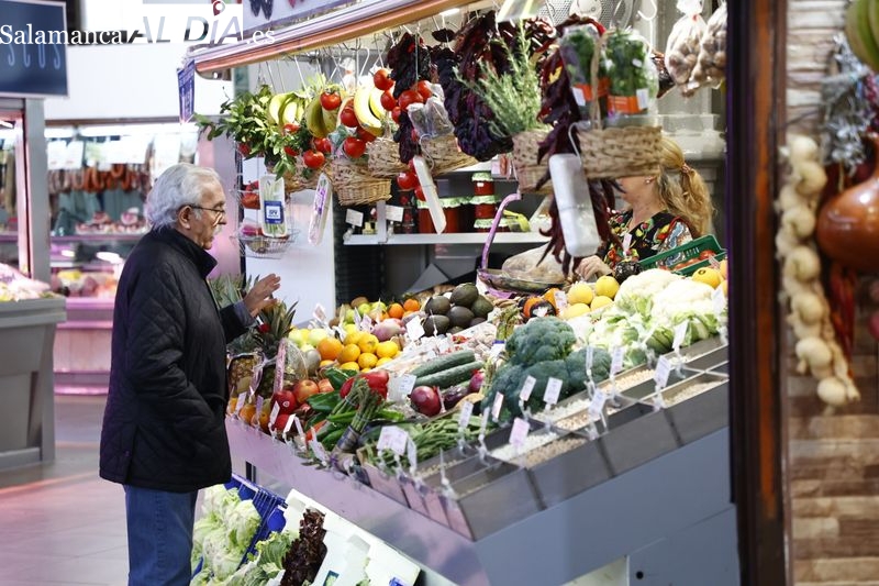 Foto de archivo de consumidores y comerciantes en el Mercado Central de Salamanca