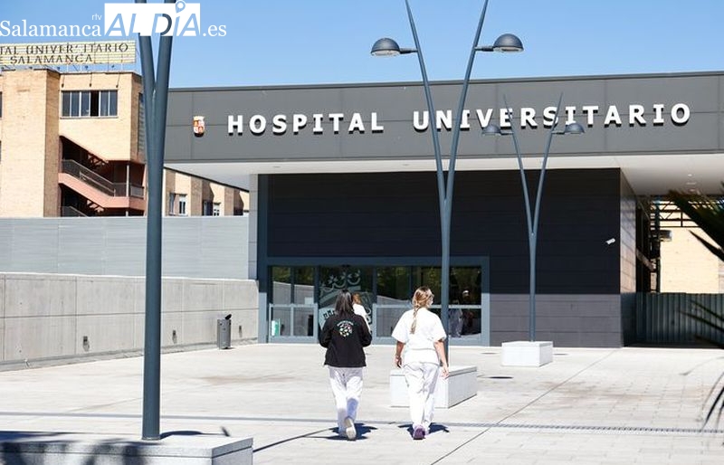 Sanitarios junto al Hospital de Salamanca. Foto de archivo