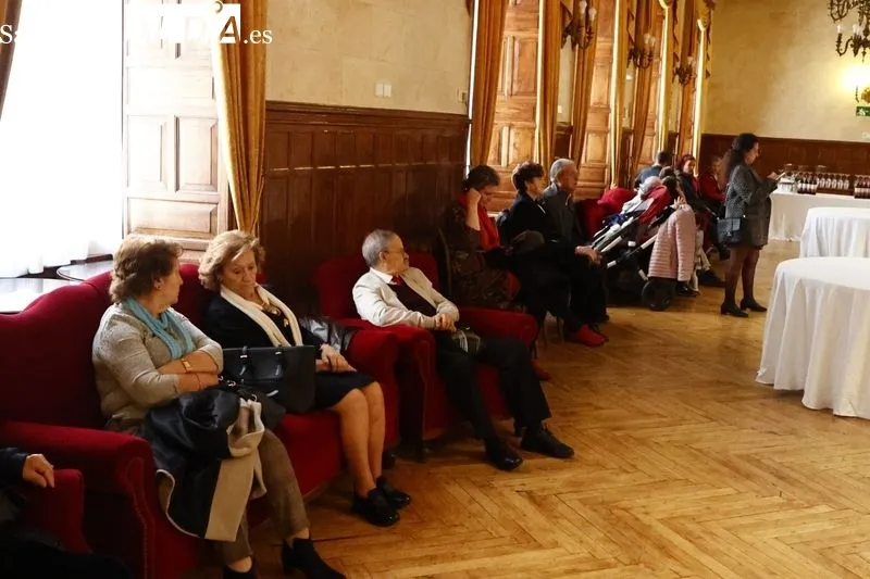 Homenaje en el Palacio de Figueroa a los matrimonios salmantinos que celebran sus Bodas de Oro. Foto de David Sañudo
