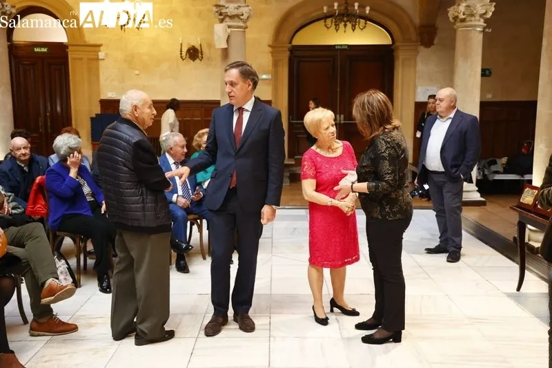 Homenaje en el Palacio de Figueroa a los matrimonios salmantinos que celebran sus Bodas de Oro. Foto de David Sañudo