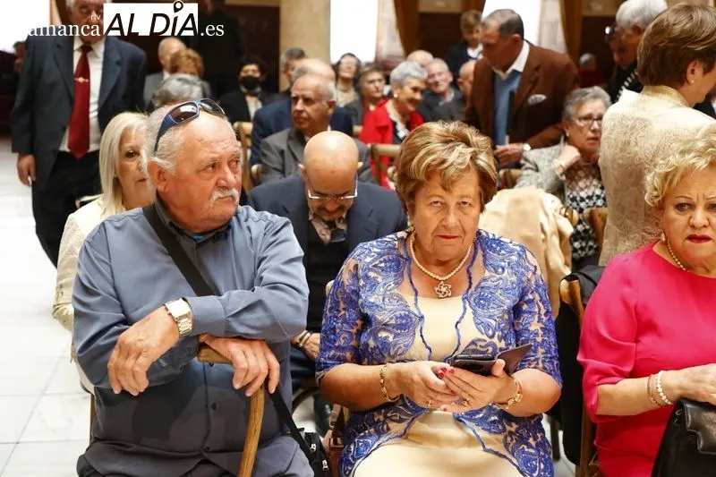 Homenaje en el Palacio de Figueroa a los matrimonios salmantinos que celebran sus Bodas de Oro. Foto de David Sañudo