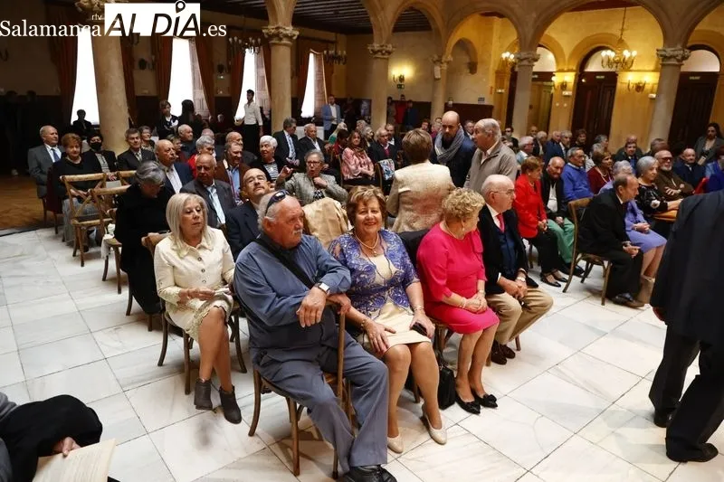 Homenaje en el Palacio de Figueroa a los matrimonios salmantinos que celebran sus Bodas de Oro. Foto de David Sañudo