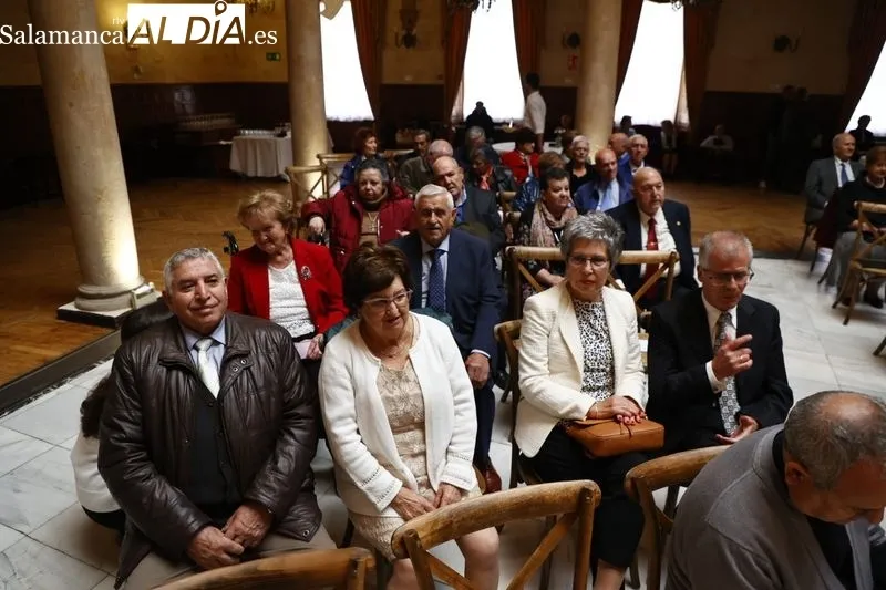 Homenaje en el Palacio de Figueroa a los matrimonios salmantinos que celebran sus Bodas de Oro. Foto de David Sañudo