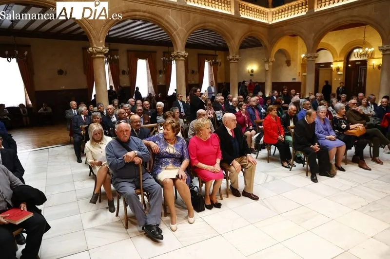 Homenaje en el Palacio de Figueroa a los matrimonios salmantinos que celebran sus Bodas de Oro. Foto de David Sañudo