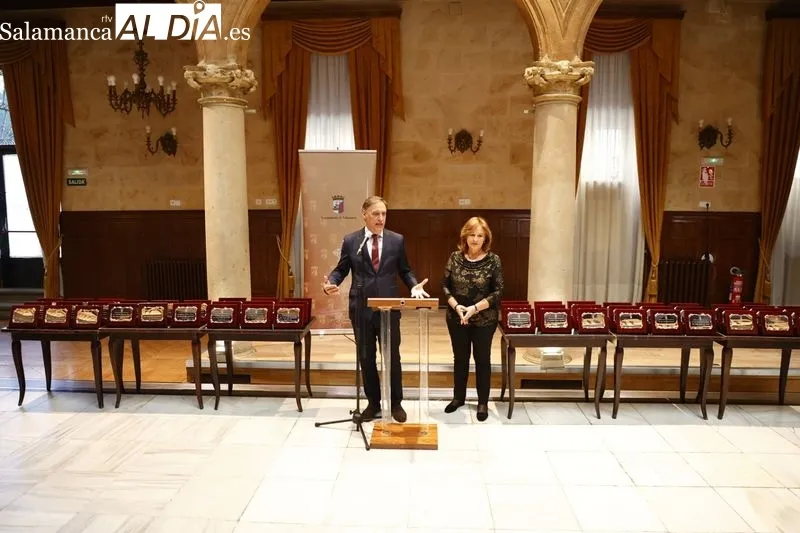 Homenaje en el Palacio de Figueroa a los matrimonios salmantinos que celebran sus Bodas de Oro. Foto de David Sañudo