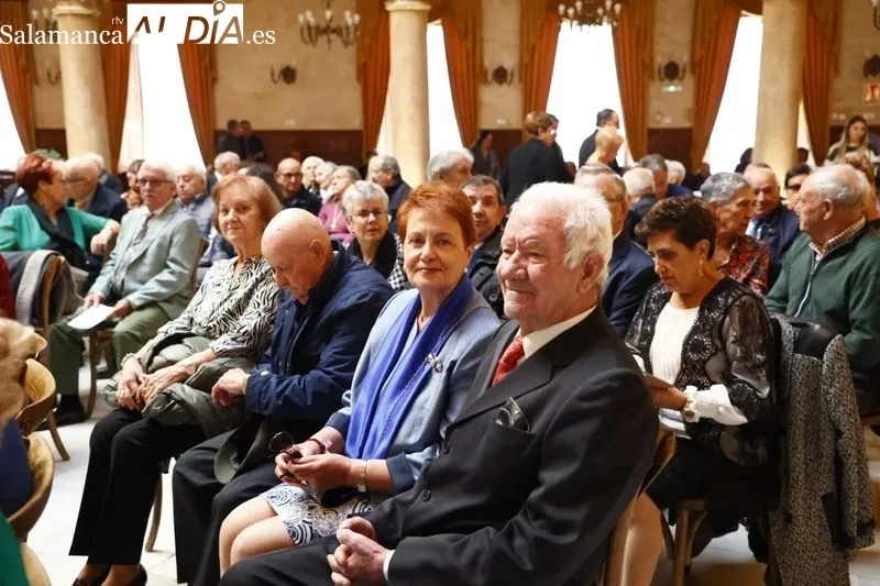 Homenaje en el Palacio de Figueroa a los matrimonios salmantinos que celebran sus Bodas de Oro. Foto de David Sañudo