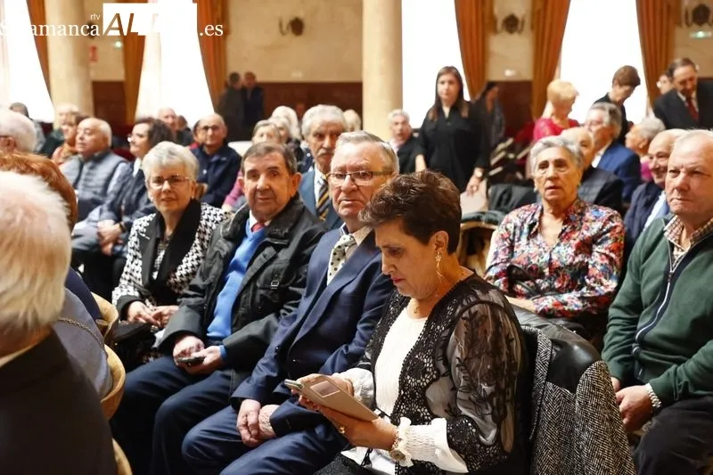 Homenaje en el Palacio de Figueroa a los matrimonios salmantinos que celebran sus Bodas de Oro. Foto de David Sañudo
