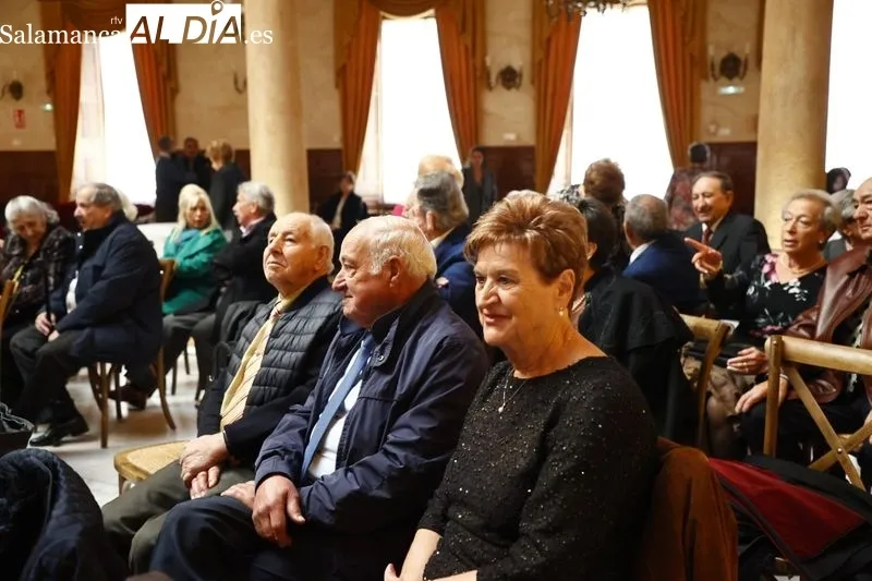 Homenaje en el Palacio de Figueroa a los matrimonios salmantinos que celebran sus Bodas de Oro. Foto de David Sañudo