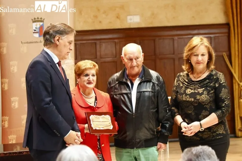 Homenaje en el Palacio de Figueroa a los matrimonios salmantinos que celebran sus Bodas de Oro. Foto de David Sañudo