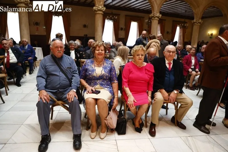 Homenaje en el Palacio de Figueroa a los matrimonios salmantinos que celebran sus Bodas de Oro. Foto de David Sañudo