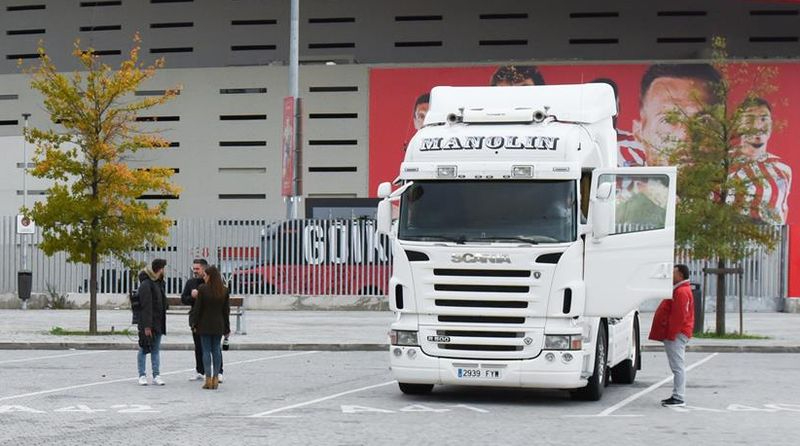 Una cabeza tractora durante la segunda jornada de la huelga de transportistas, en las inmediaciones del Estadio Wanda Metropolitano, a 15 de noviembre de 2022, en Madrid. Foto Gustavo Valiente - Europa Press