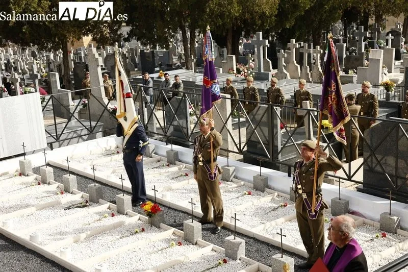Acto para conmemorar el Día de los Caídos por la Patria, en el cementerio de Salamanca. Foto de David Sañudo