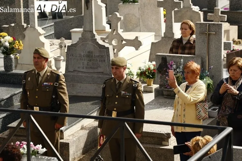 Acto para conmemorar el Día de los Caídos por la Patria, en el cementerio de Salamanca. Foto de David Sañudo
