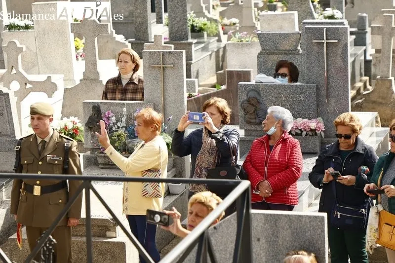 Acto para conmemorar el Día de los Caídos por la Patria, en el cementerio de Salamanca. Foto de David Sañudo