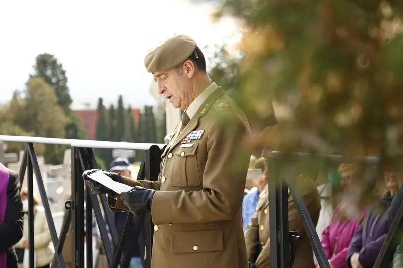 Acto para conmemorar el Día de los Caídos por la Patria, en el cementerio de Salamanca. Foto de David Sañudo