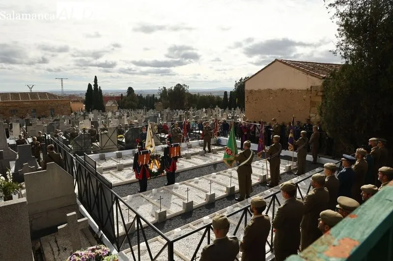 Acto para conmemorar el Día de los Caídos por la Patria, en el cementerio de Salamanca. Foto de David Sañudo
