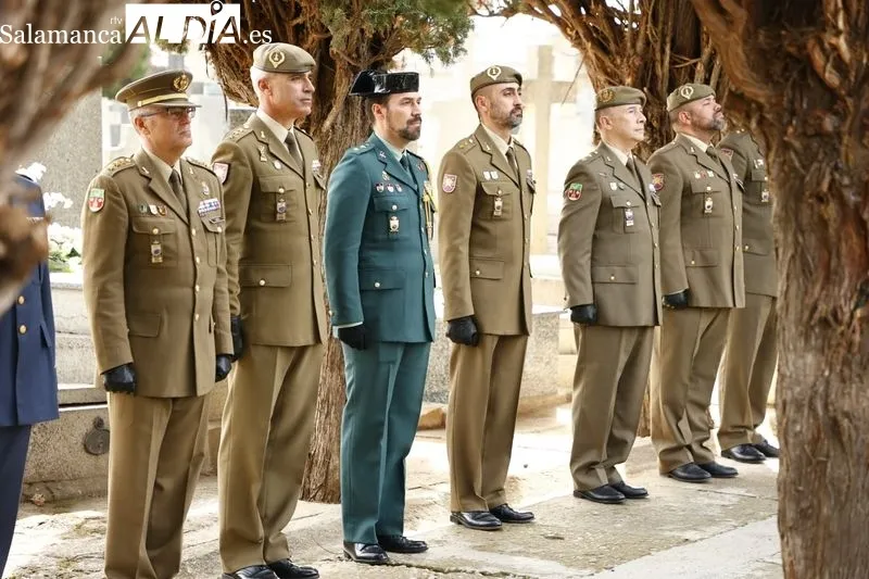 Acto para conmemorar el Día de los Caídos por la Patria, en el cementerio de Salamanca. Foto de David Sañudo