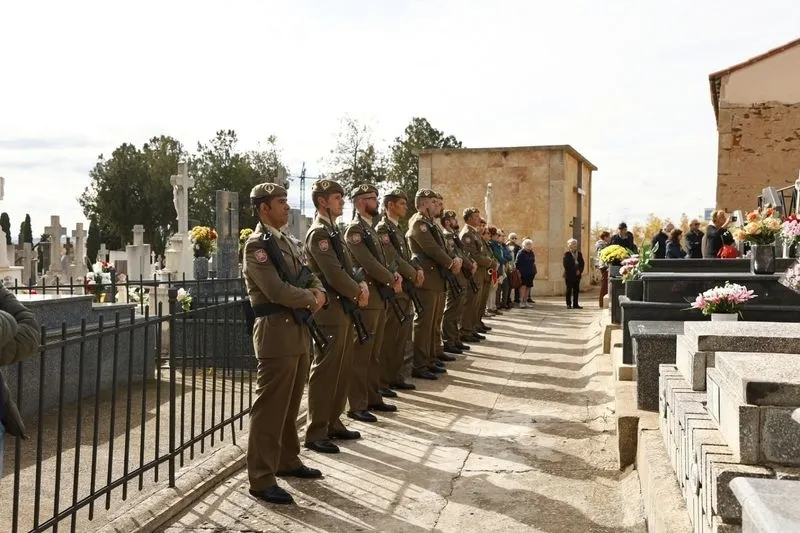 Acto para conmemorar el Día de los Caídos por la Patria, en el cementerio de Salamanca. Foto de David Sañudo