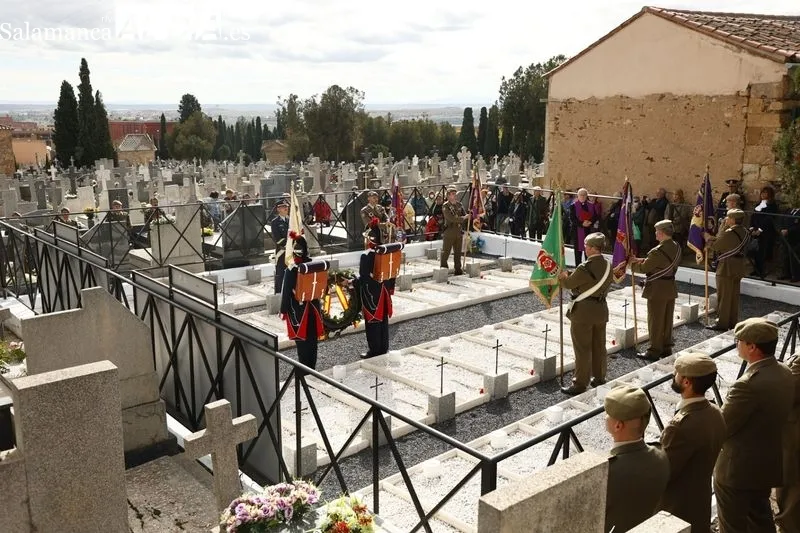 Acto para conmemorar el Día de los Caídos por la Patria, en el cementerio de Salamanca. Foto de David Sañudo