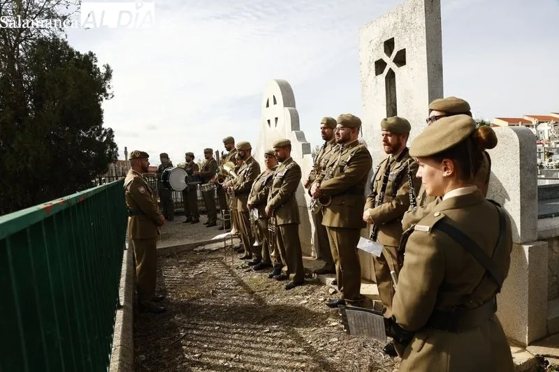 Acto para conmemorar el Día de los Caídos por la Patria, en el cementerio de Salamanca. Foto de David Sañudo