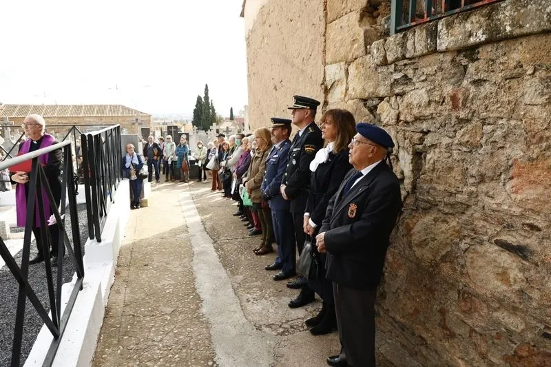 Acto para conmemorar el Día de los Caídos por la Patria, en el cementerio de Salamanca. Foto de David Sañudo