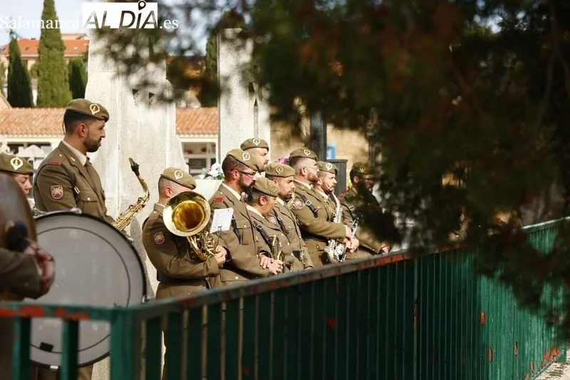 Acto para conmemorar el Día de los Caídos por la Patria, en el cementerio de Salamanca. Foto de David Sañudo