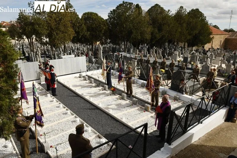 Acto para conmemorar el Día de los Caídos por la Patria, en el cementerio de Salamanca. Foto de David Sañudo