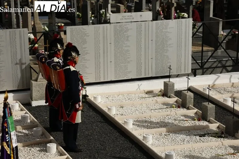 Acto para conmemorar el Día de los Caídos por la Patria, en el cementerio de Salamanca. Foto de David Sañudo